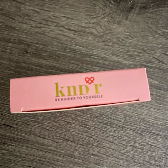 NWT Kinder Glow Highlight Palette Highlighter 4 Shades - Picture 9 of 10